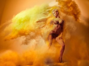 Fashion fotograaf Patrick Siemons tijdens lingerie met meel shoot in studio