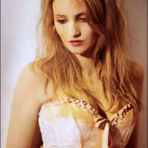 Fashion fotograaf Patrick Siemons tijdens lingerie shoot in studio