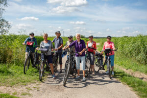 Inwoners van Zuidplas op de fiets door natuurgebied – fotograaf beeldbank gemeente legt duurzame mobiliteit vast.