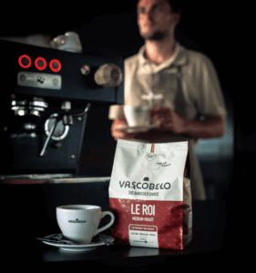 man schenkt koffie in bij barista koffiereclame