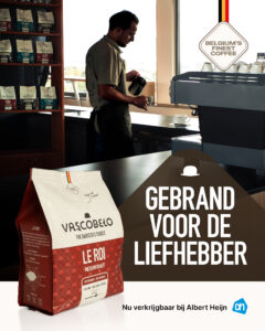 Reclamefotografie Vascobelo man schenkt koffie in bij barista koffiereclame