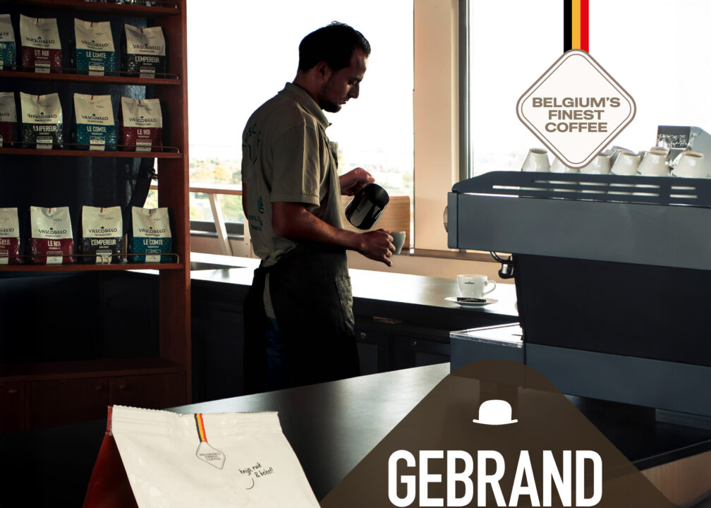 reclamefotografie Vascobelo Barista schenkt cappuccino in de Vascobelo koffiebar in Utrecht
