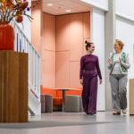 Employer branding fotografie Utrecht – collega’s lachen tijdens overleg.