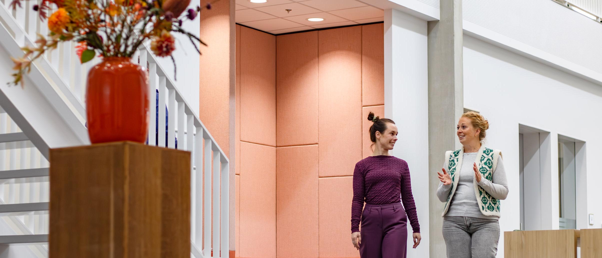 Fotograaf arbeidsmarktcommunicatie Utrecht – medewerkers lopen samen door kantoor.