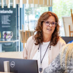 Wervingscampagne fotografie Utrecht – medewerker kijkt trots langs camera.