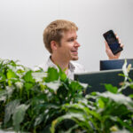 Fotograaf arbeidsmarktcommunicatie Utrecht – medewerkers lacht naar collega