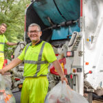 otograaf beeldbank gemeente streetcasting vuilnisman met vuilniszakken in zijn hand