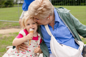 otograaf beeldbank gemeente streetcasting oma met kleinkins en ijsje