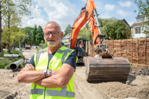 otograaf beeldbank gemeente streetcasting medeerwker buitendienst werkt aan de weg