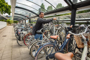 otograaf beeldbank gemeente streetcasting man pakt fiets bij fietsenrek
