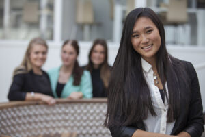 Studenten leren samen in moderne werkruimte