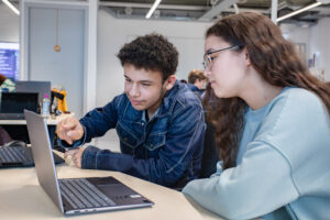 Studenten leren samen in moderne werkruimte