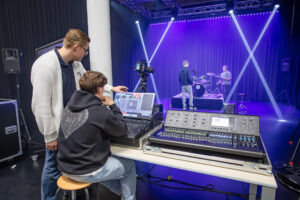 Docent begeleidt student tijdens HBO-project
