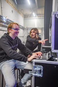 Studenten werken samen in creatieve werkruimte
