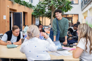 Studenten hebben overleg in moderne school