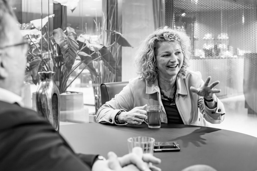 spontane gespreksfoto tijdens interview op locatie